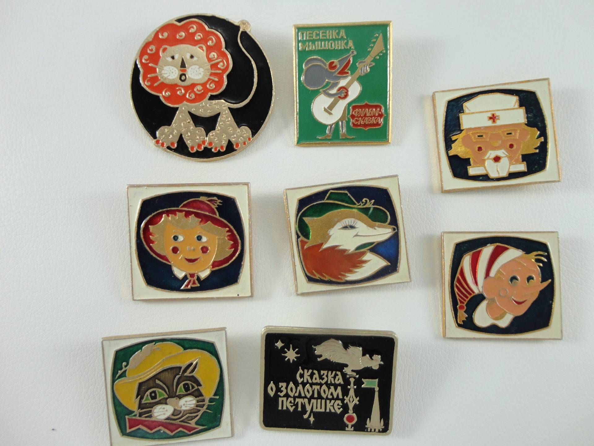 Vintage Emaillierte Pins Von Märchenfiguren. Schlauer Fuchs, Pinocchio, Dr. Ajbolit, Clown, Lustiger Löwe, Gestiefelter Kater Vintage Emaillierte Pins Von Märchenfiguren. Schlauer Fuchs, Pinocchio, Dr. Ajbolit, Clown, Lustiger Löwe, Gestiefelter Kater von TouchTheOld