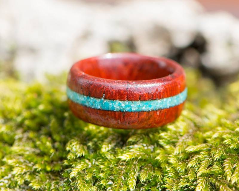 Hölzernen Ring Handarbeit Padauk Holz Und Türkis Inlay Nr. 100 von TouchWoodByRobin
