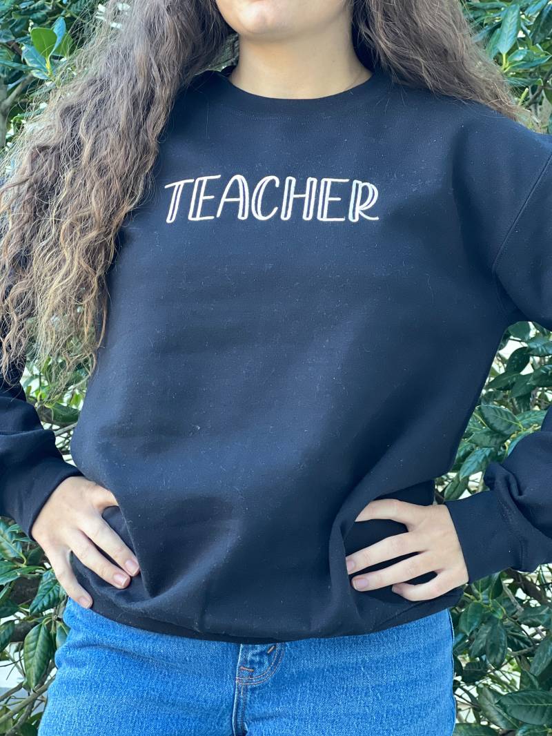 Besticktes Lehrer-Sweatshirt Personalisiertes Gildan Crewneck Besticktes Lehrer-Sweatshirt Personalisiertes Gildan Crewneck von TouchofSouthStore