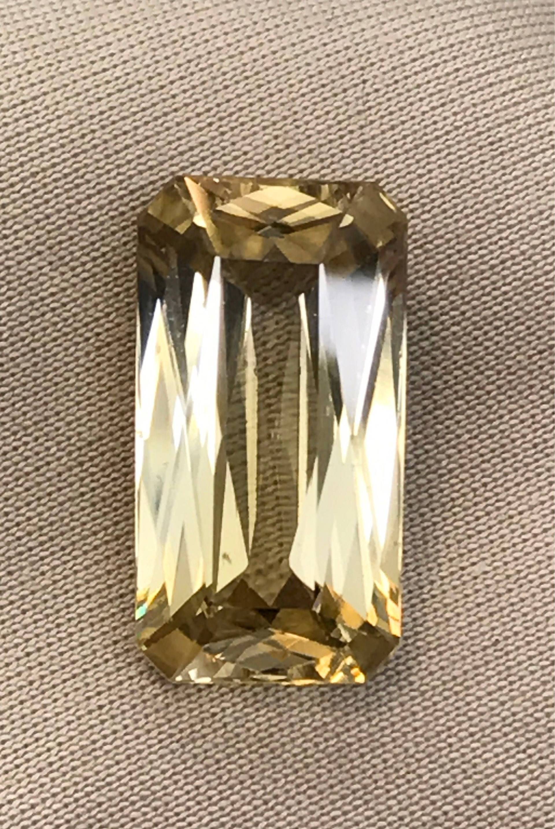 9+ Karat Sammlerstück, Natürlicher Zirkon in Einem Scherenschnitt. Kommt Mit Bewertung von Toujourinclusive