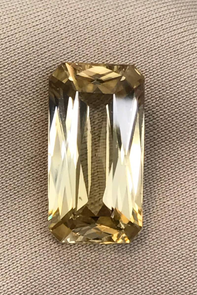 9+ Karat Sammlerstück, Natürlicher Zirkon in Einem Scherenschnitt. Kommt Mit Bewertung 9+ Karat Sammlerstück, Natürlicher Zirkon in Einem Scherenschnitt. Kommt Mit Bewertung von Toujourinclusive