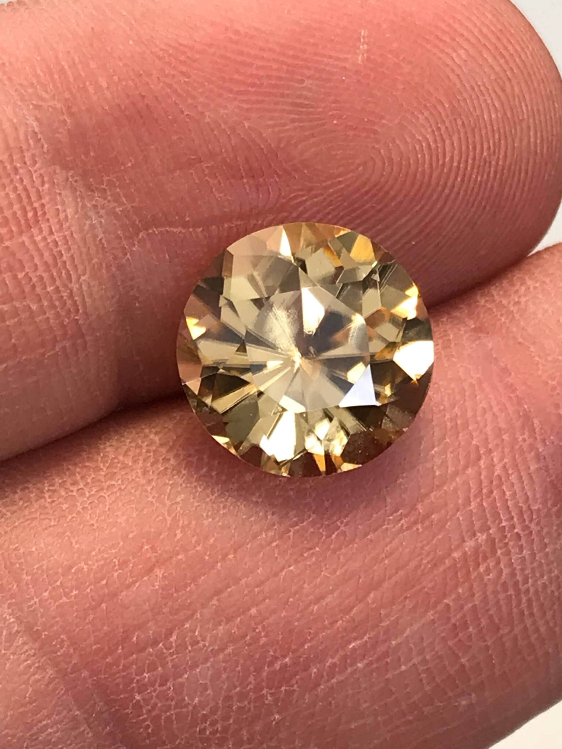 Natürliche Zirkon 6.08Ct Schön Geschnitten Und Polieren 10.66mm von Toujourinclusive