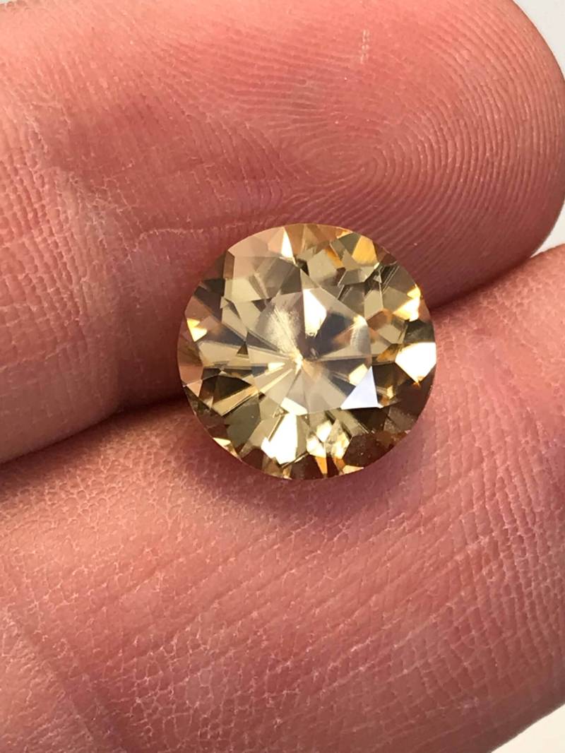 Natürliche Zirkon 6.08Ct Schön Geschnitten Und Polieren 10.66mm Natürliche Zirkon 6.08Ct Schön Geschnitten Und Polieren 10.66mm von Toujourinclusive