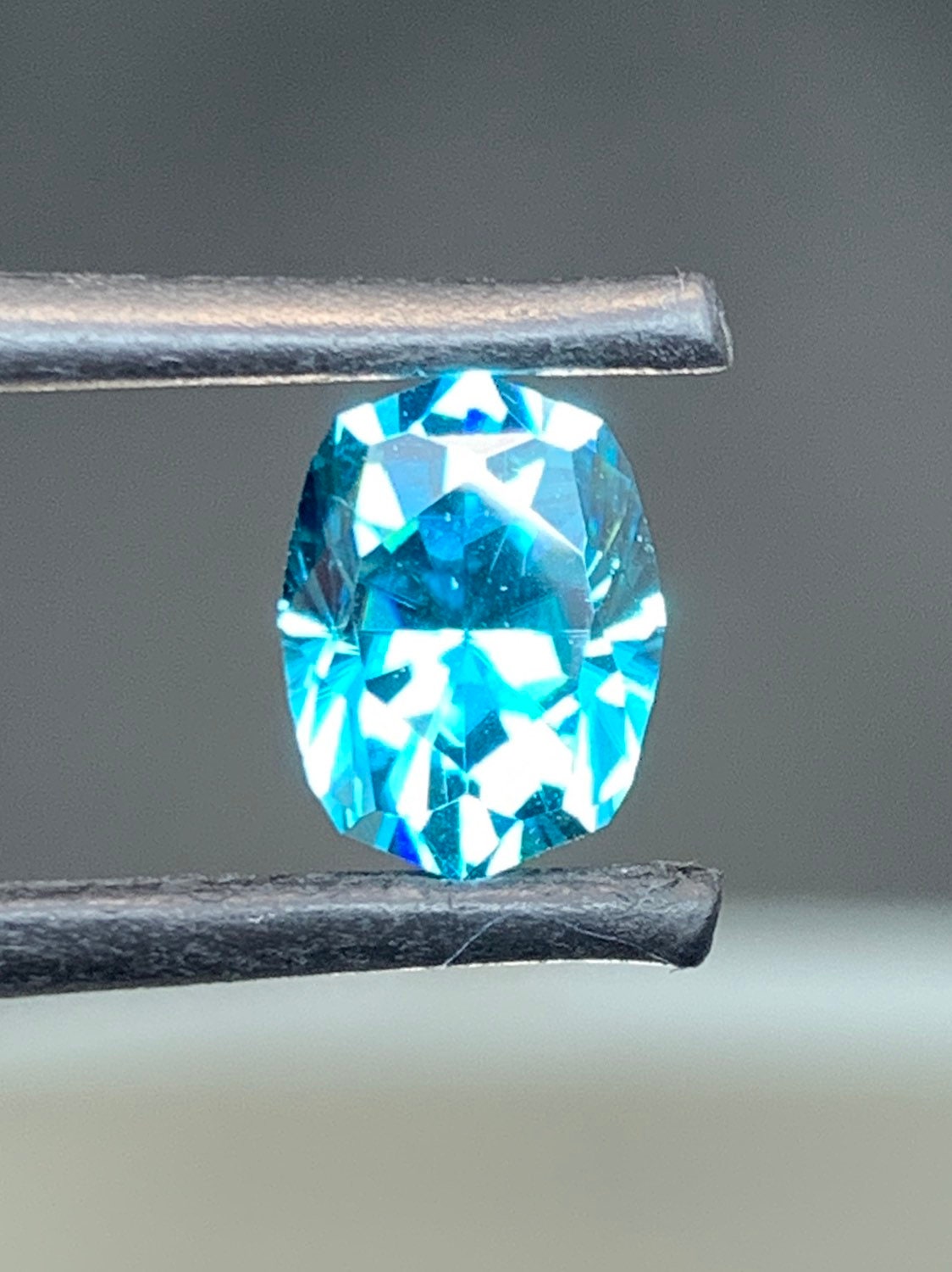 Präzision Geschnitten Natürliche Blau Zirkon 4.19Ct. Außergewöhnliche Politur von Toujourinclusive