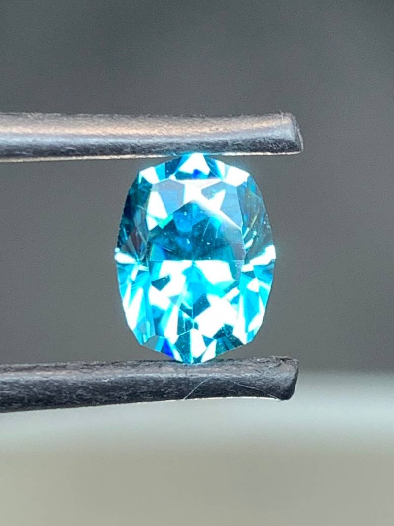 Präzision Geschnitten Natürliche Blau Zirkon 4.19Ct. Außergewöhnliche Politur Präzision Geschnitten Natürliche Blau Zirkon 4.19Ct. Außergewöhnliche Politur von Toujourinclusive