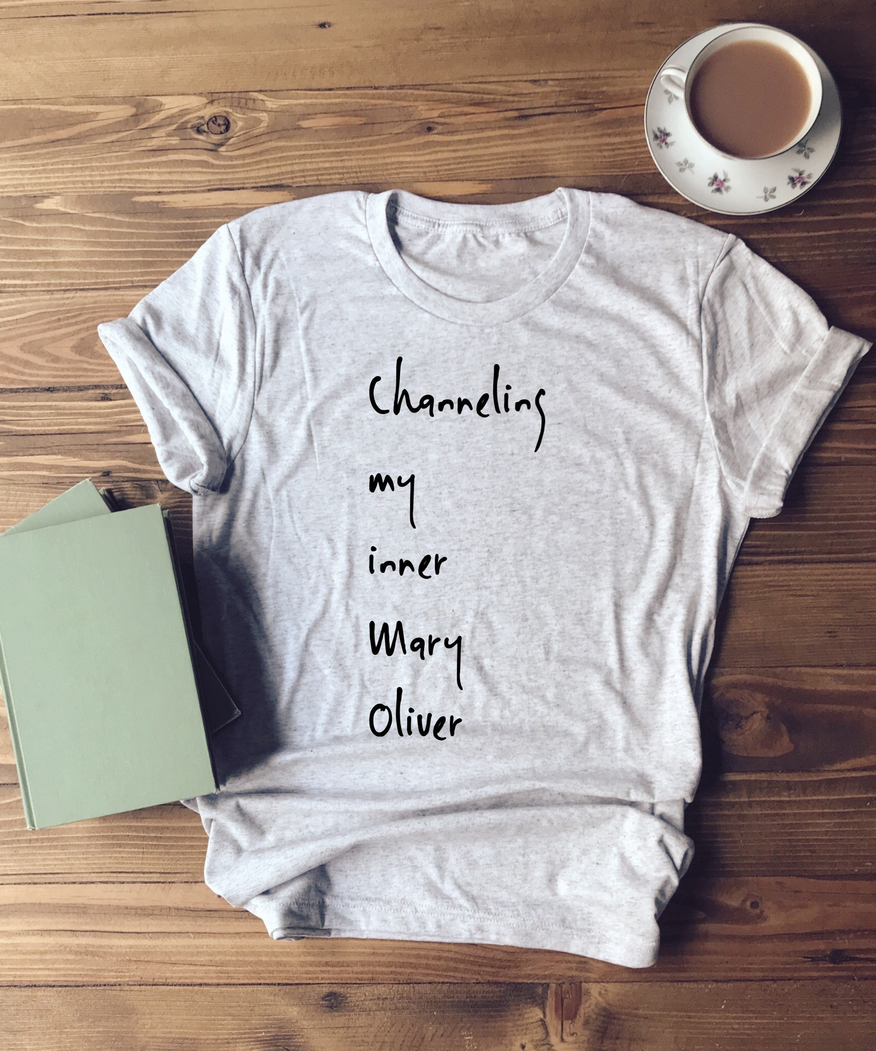 Channeling My Inner Mary Oliver - Kurzarm Unisex T-Shirt Channeling My Inner Mary Oliver - Kurzarm Unisex T-Shirt von TourDeBookshop