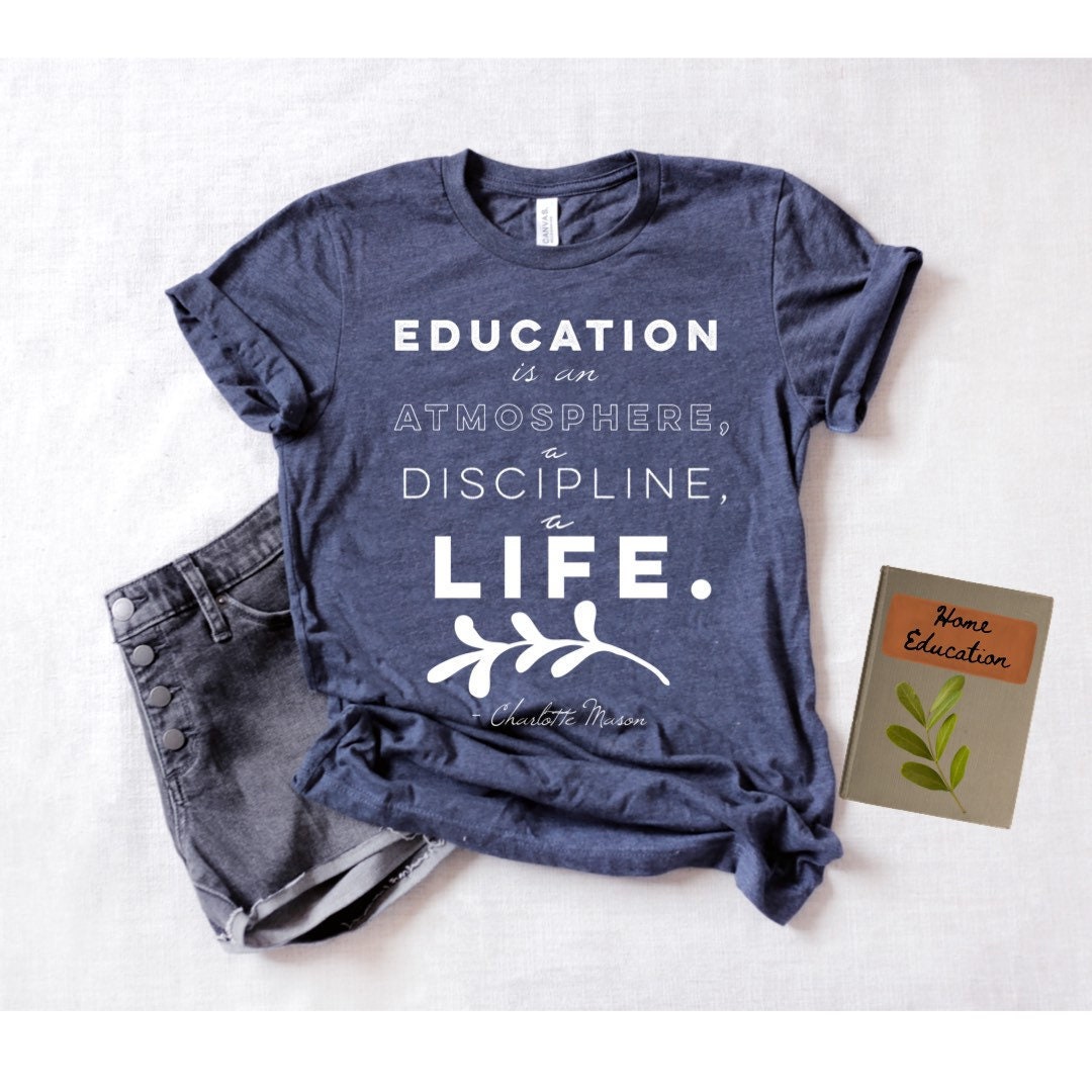Charlotte Mason - Bildung Zitat Kurzarm Unisex T-Shirt Charlotte Mason - Bildung Zitat Kurzarm Unisex T-Shirt von TourDeBookshop
