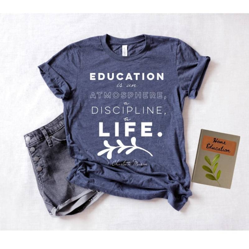 Charlotte Mason - Bildung Zitat Kurzarm Unisex T-Shirt Charlotte Mason - Bildung Zitat Kurzarm Unisex T-Shirt von TourDeBookshop