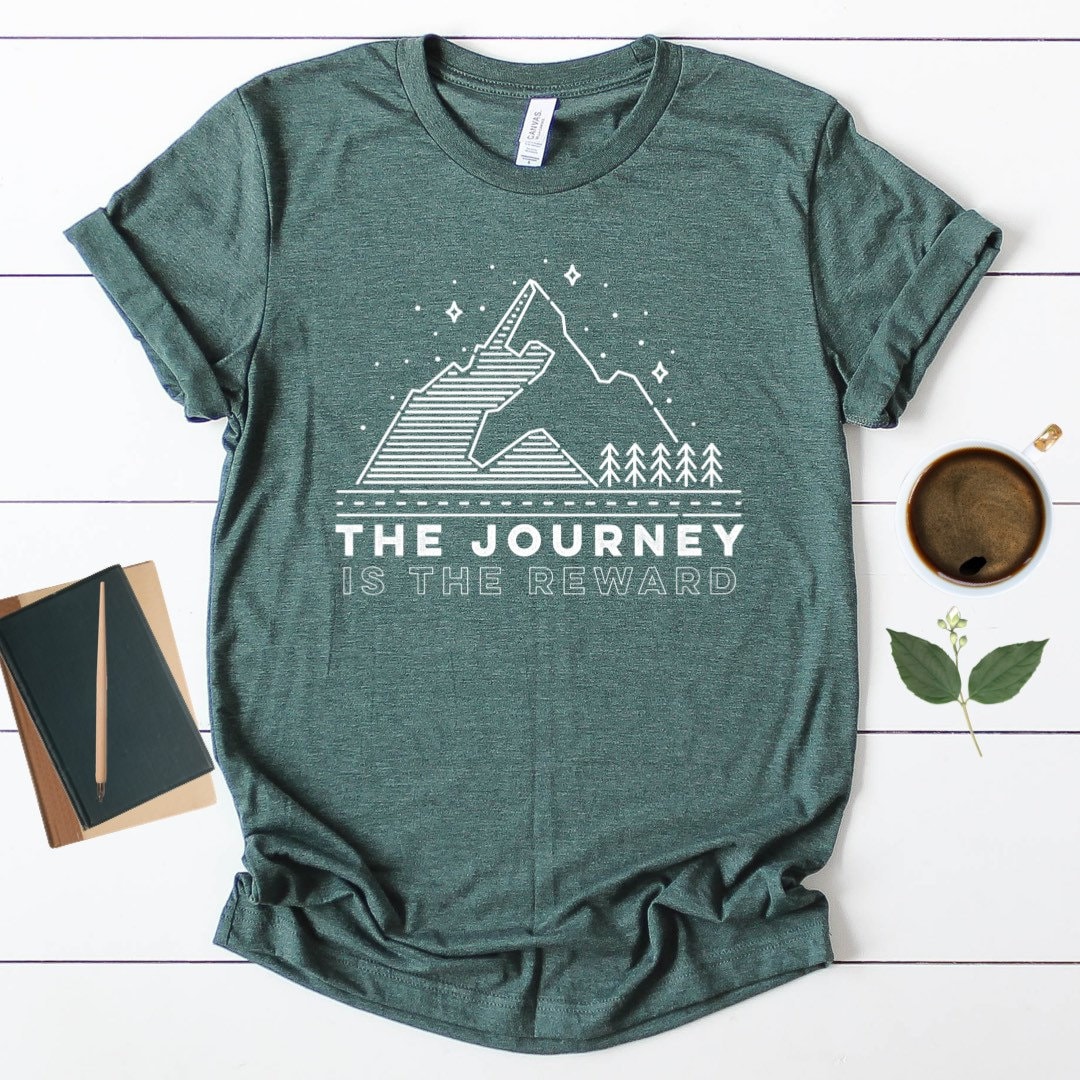 Die Reise Ist Die Belohnung - Kurzarm Unisex T-Shirt Die Reise Ist Die Belohnung - Kurzarm Unisex T-Shirt von TourDeBookshop
