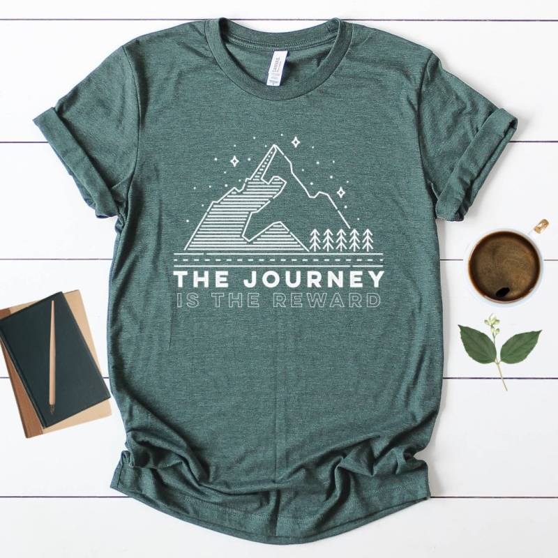 Die Reise Ist Die Belohnung - Kurzarm Unisex T-Shirt Die Reise Ist Die Belohnung - Kurzarm Unisex T-Shirt von TourDeBookshop