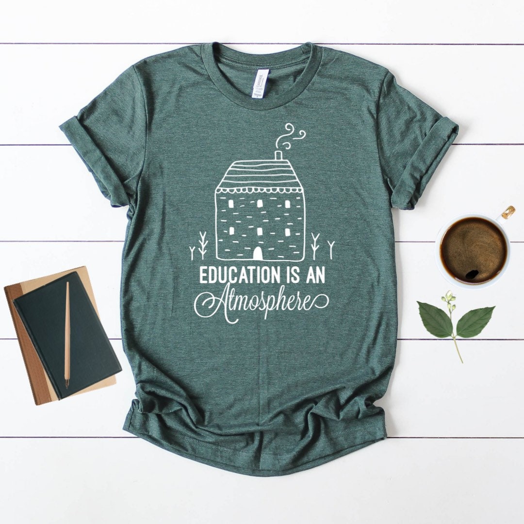 Edukation Is An Atmosphere - Charlotte Mason Kurzarm Unisex T-Shirt Edukation Is An Atmosphere - Charlotte Mason Kurzarm Unisex T-Shirt von TourDeBookshop
