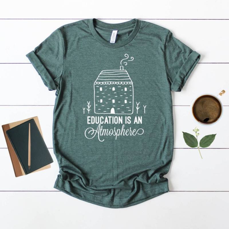 Edukation Is An Atmosphere - Charlotte Mason Kurzarm Unisex T-Shirt von TourDeBookshop