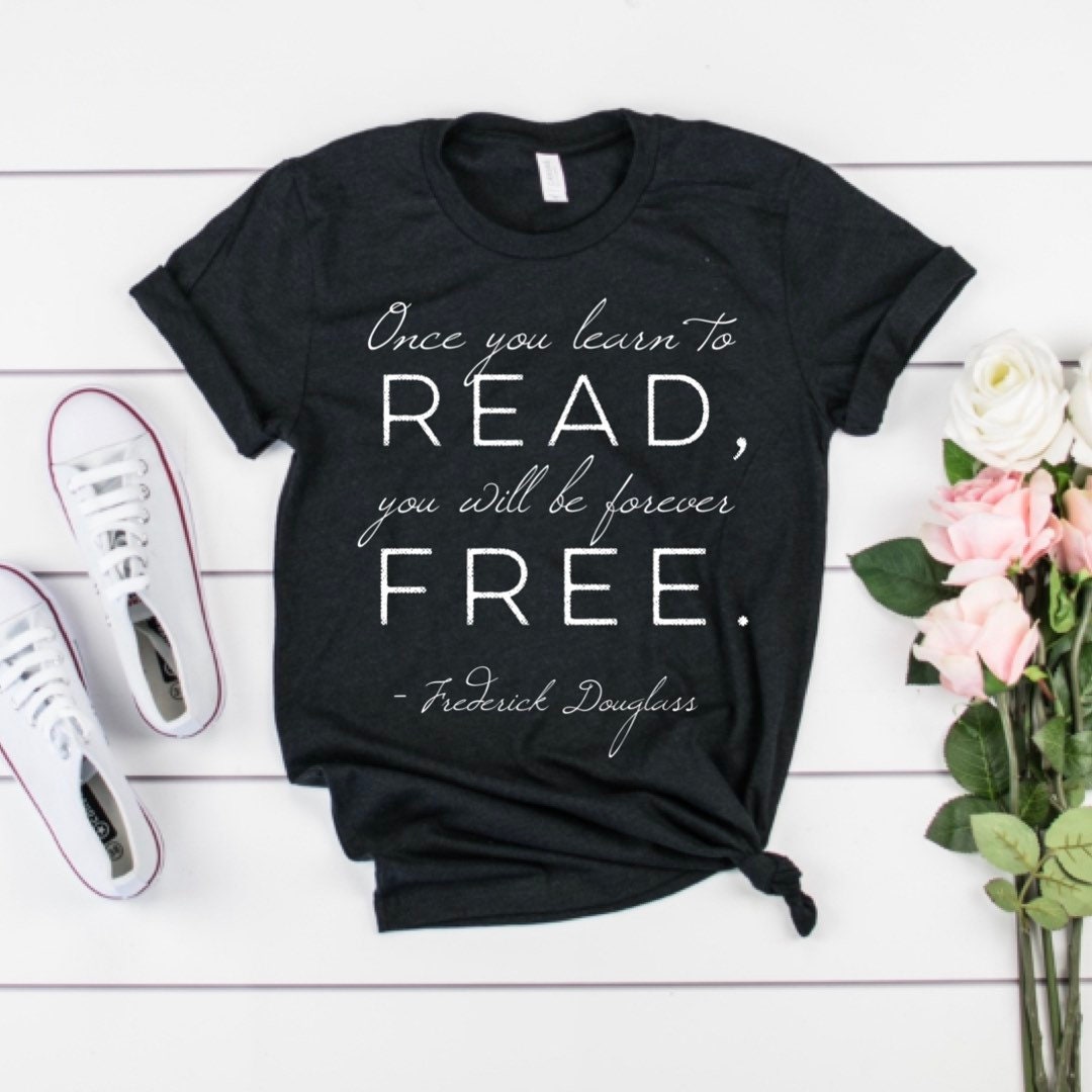 Friedrich Douglass - Lesen Sie Frei Kurzarm Unisex T-Shirt Friedrich Douglass - Lesen Sie Frei Kurzarm Unisex T-Shirt von TourDeBookshop