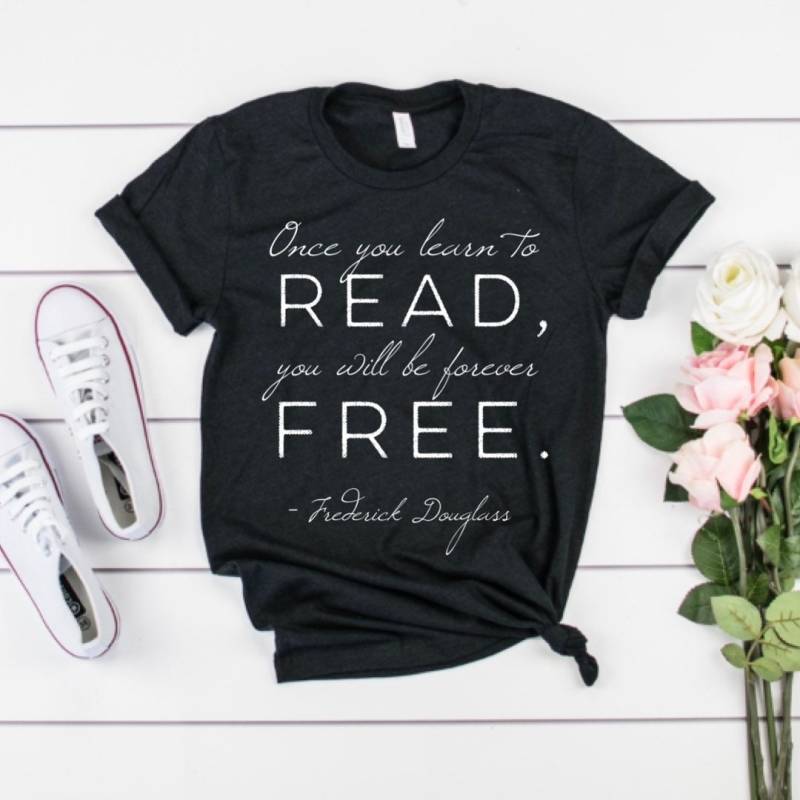 Friedrich Douglass - Lesen Sie Frei Kurzarm Unisex T-Shirt Friedrich Douglass - Lesen Sie Frei Kurzarm Unisex T-Shirt von TourDeBookshop