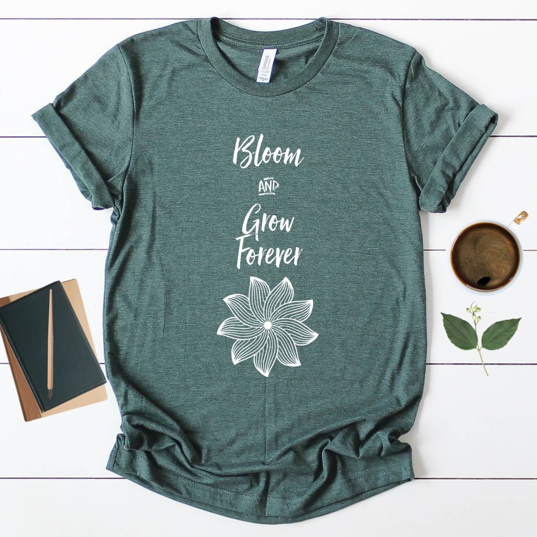 Für Immer Blühen Und Wachsen - Blumen Mandala Kurzarm Unisex T-Shirt Für Immer Blühen Und Wachsen - Blumen Mandala Kurzarm Unisex T-Shirt von TourDeBookshop