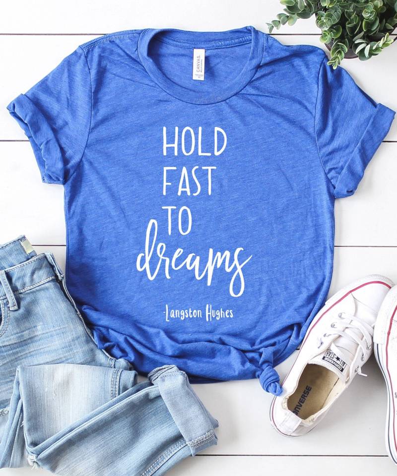 Halt An Träumen Fest - Langston Hawkes Kurzarm Unisex T-Shirt von TourDeBookshop