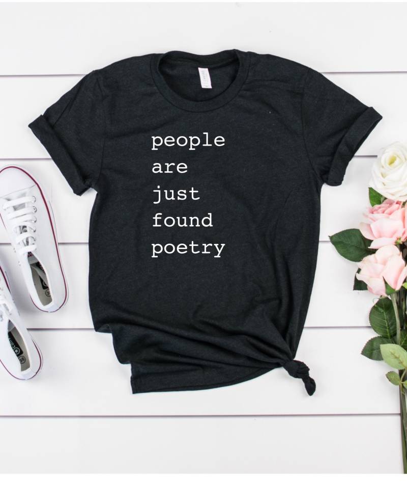 Menschen Sind Nur Gefunden Poesie - Kurzarm T-Shirt Menschen Sind Nur Gefunden Poesie - Kurzarm T-Shirt von TourDeBookshop