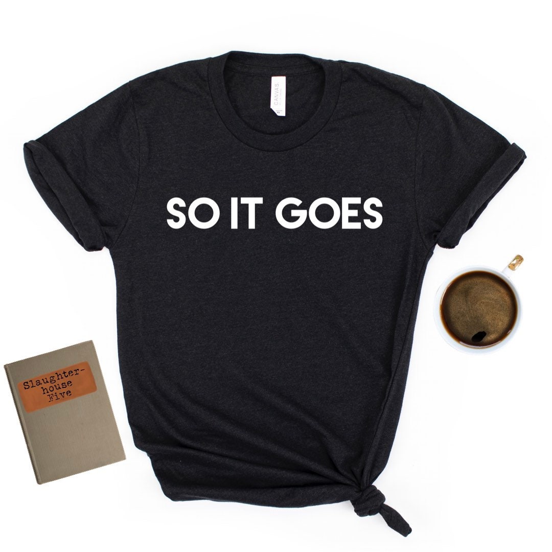 So It Goes - Kurt Vonnegut Slaughterhouse Five Kurzarm Unisex T-Shirt So It Goes - Kurt Vonnegut Slaughterhouse Five Kurzarm Unisex T-Shirt von TourDeBookshop