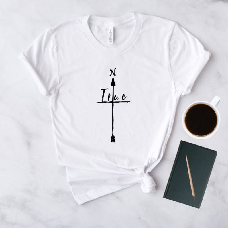 True North - Innerer Kompass Kurzarm Unisex T-Shirt True North - Innerer Kompass Kurzarm Unisex T-Shirt von TourDeBookshop