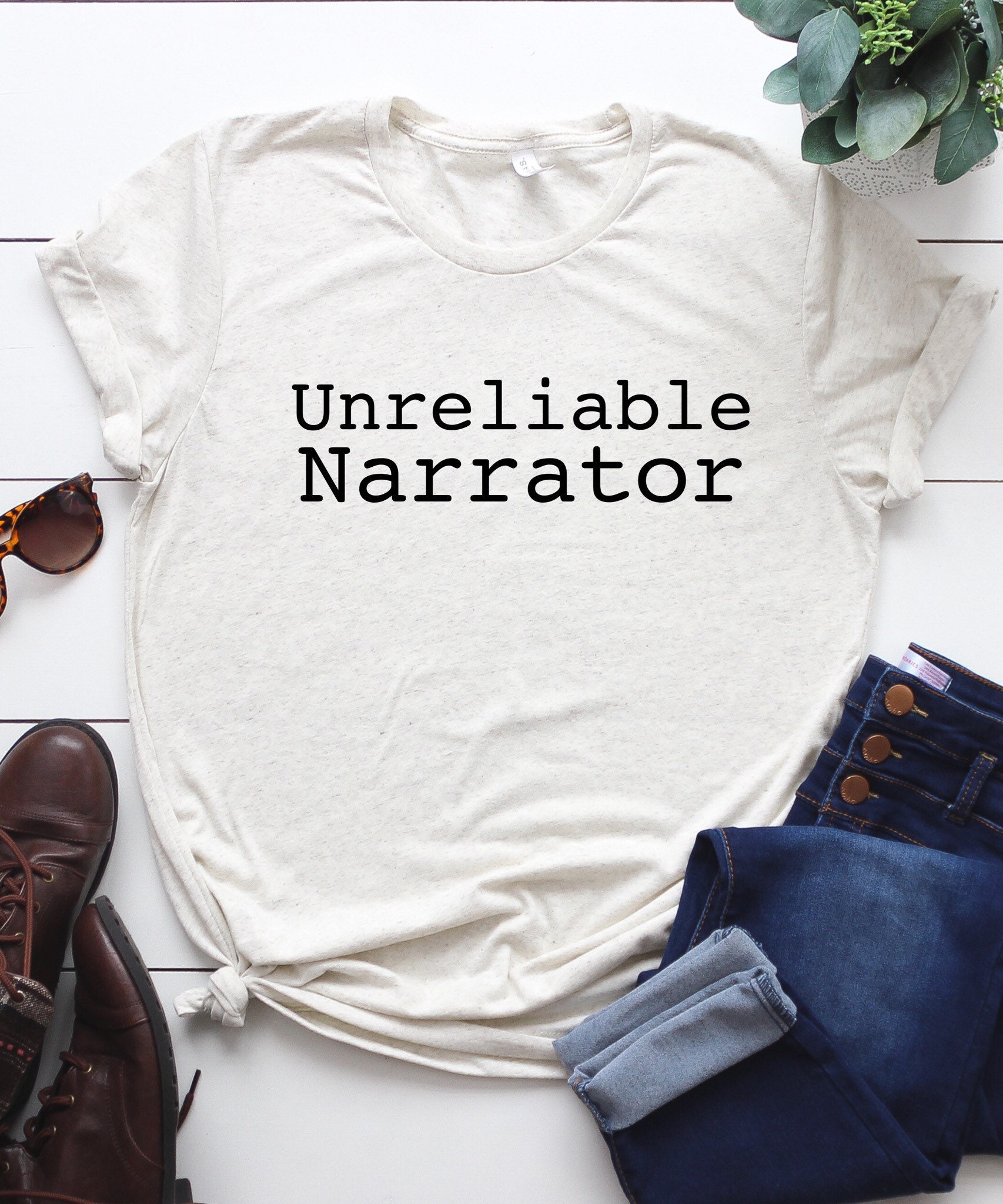 Unzuverlässiger Erzähler - Kurzarm Unisex T-Shirt Unzuverlässiger Erzähler - Kurzarm Unisex T-Shirt von TourDeBookshop