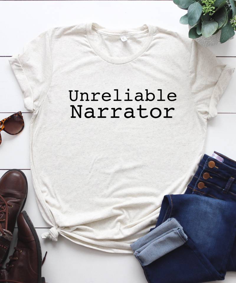 Unzuverlässiger Erzähler - Kurzarm Unisex T-Shirt Unzuverlässiger Erzähler - Kurzarm Unisex T-Shirt von TourDeBookshop