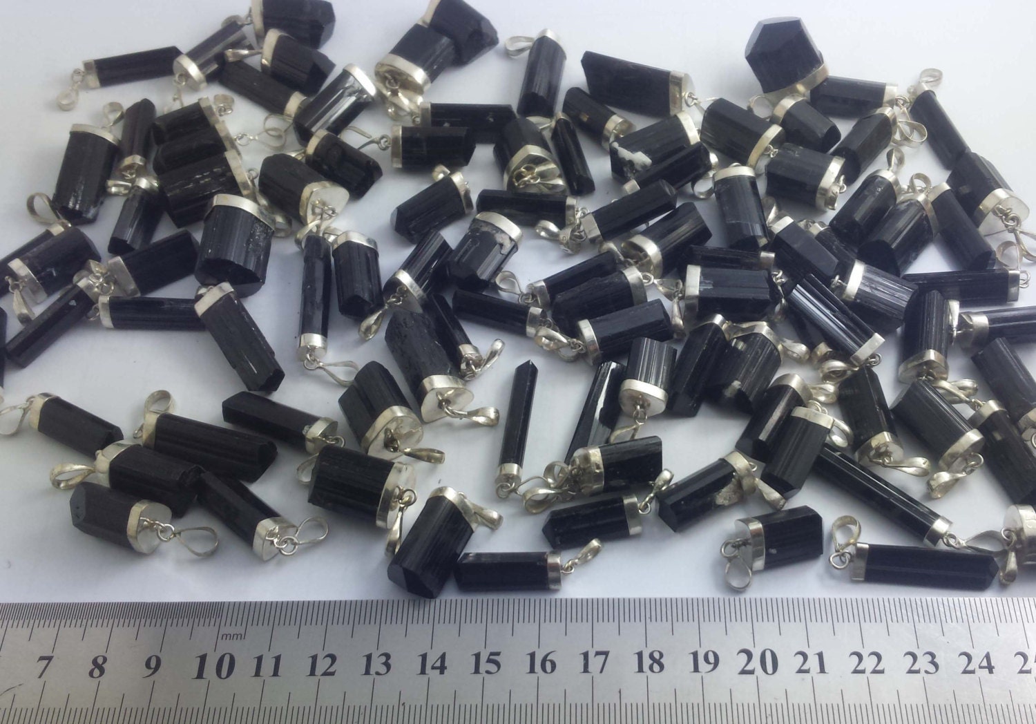 sterling Silber Schwarzer Turmalin Anhänger, Handgemachter Kristall Heilstein von Tourmalinegems