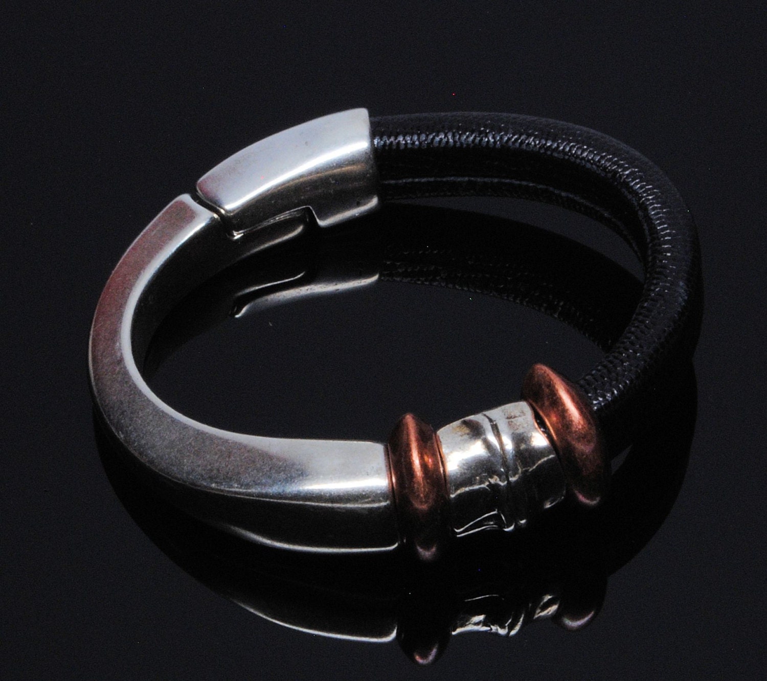 Die Hälfte Kreis Magnetverschluss Armband Mit 10mm Oval Schwarz Strukturiertem Leder Die Hälfte Kreis Magnetverschluss Armband Mit 10mm Oval Schwarz Strukturiertem Leder von TovaLonaJewelry