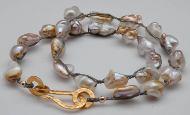Halskette Der Zweiten Geerntet Süßwasserperlen, Die Gold/Weiß Farbton Mit Vermeil Verschluss Sind Halskette Der Zweiten Geerntet Süßwasserperlen, Die Gold/Weiß Farbton Mit Vermeil Verschluss Sind von TovaLonaJewelry