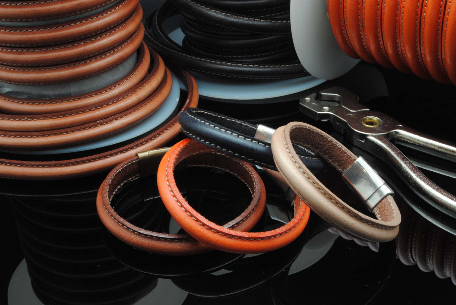 Leder-Armbänder Mit Magnetverschluss Leder-Armbänder Mit Magnetverschluss von TovaLonaJewelry
