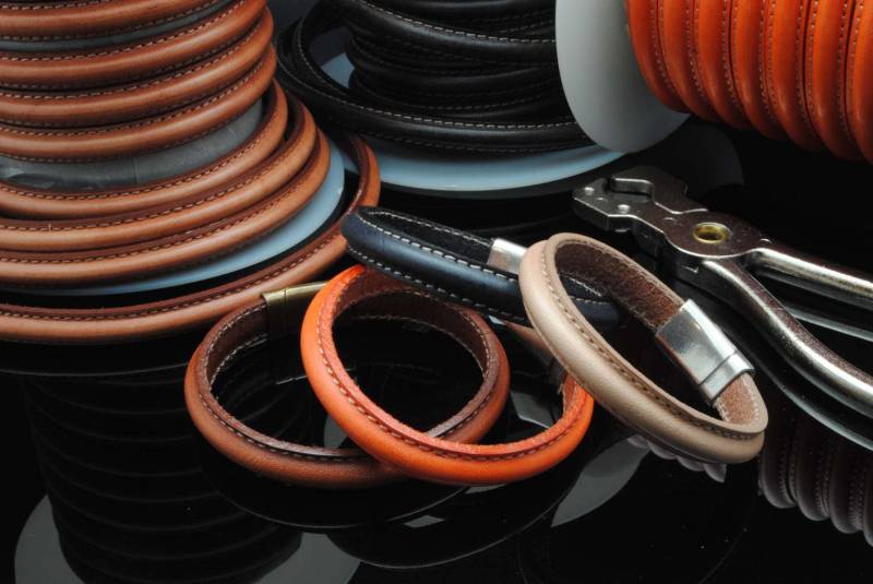 Leder-Armbänder Mit Magnetverschluss Leder-Armbänder Mit Magnetverschluss von TovaLonaJewelry
