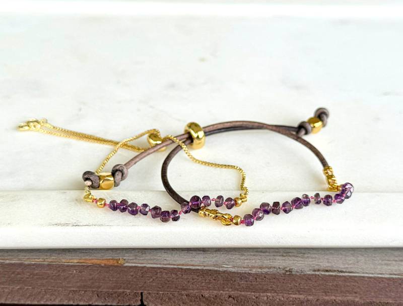 Amethyst Und Gold Verstellbares Leder Oder Kettenstapel Armband, Februar Birthstone Geschenk Amethyst Und Gold Verstellbares Leder Oder Kettenstapel Armband, Februar Birthstone Geschenk von TowerCreationsbyTC