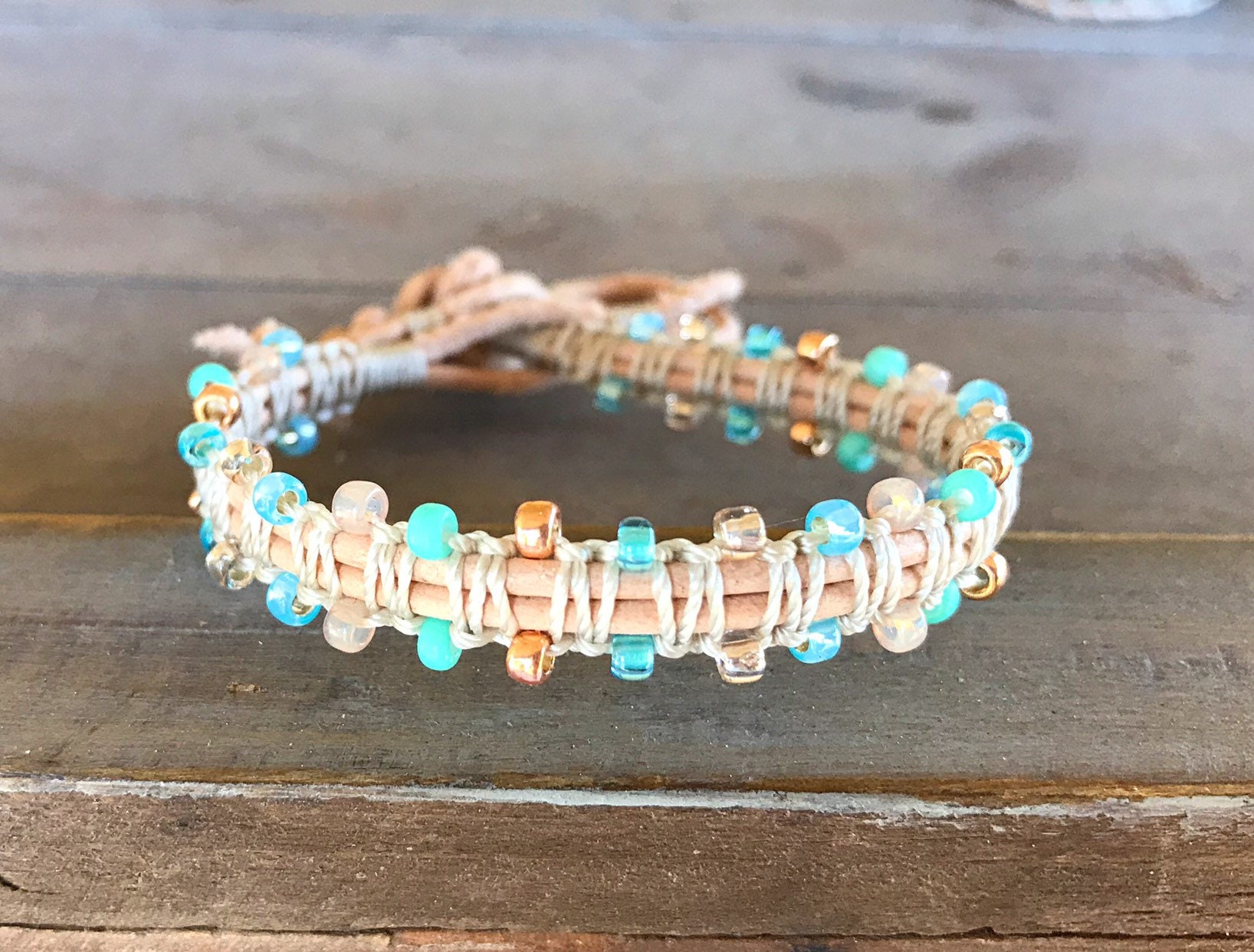 Aqua, Tan Und Rose Gold Side Makramee Perlen Leder Einzel Wickelarmband, Boho Geschenk Für Sie, Freundschaftsarmband von TowerCreationsbyTC