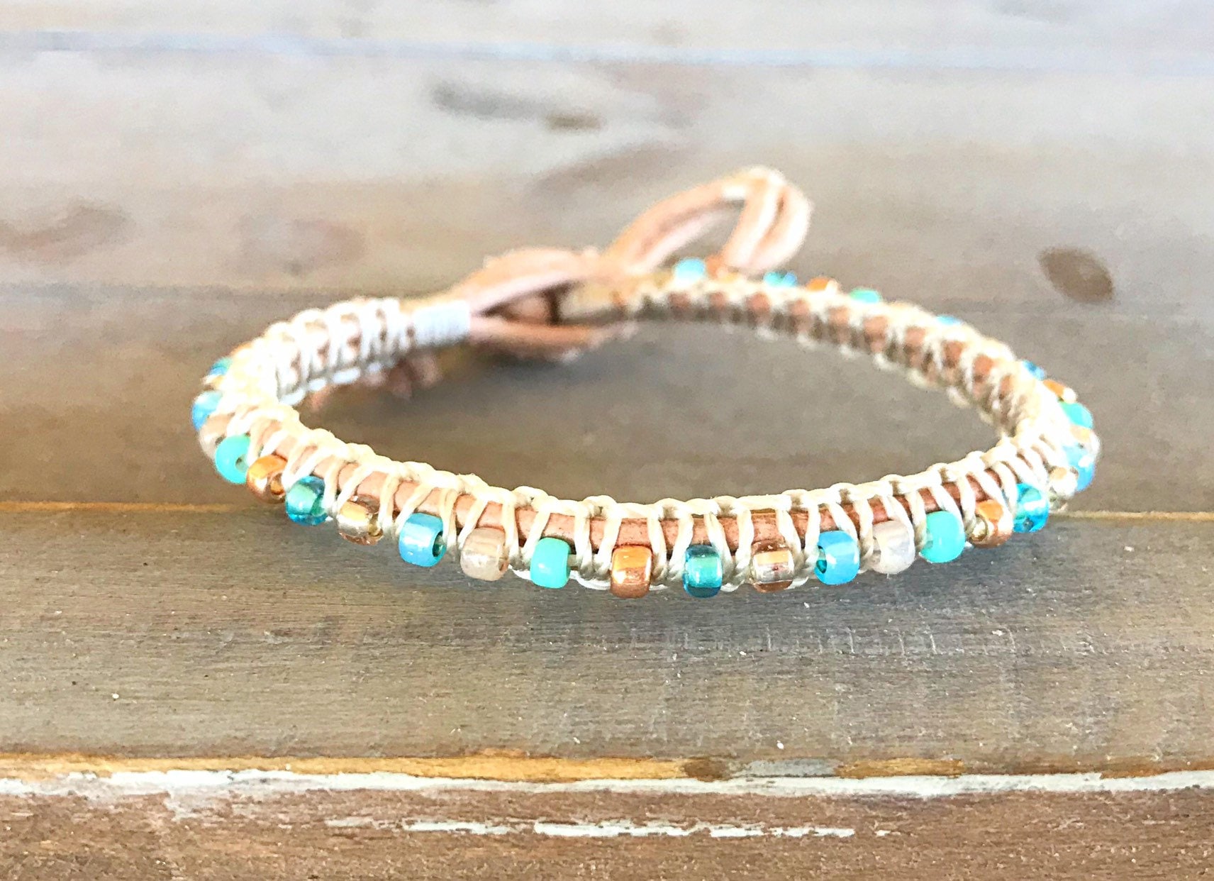 Aqua, Tan Und Rose Gold Top Makramee Perlen Leder Einzel Wickelarmband, Boho Geschenk Für Sie, Freundschaftsarmband von TowerCreationsbyTC