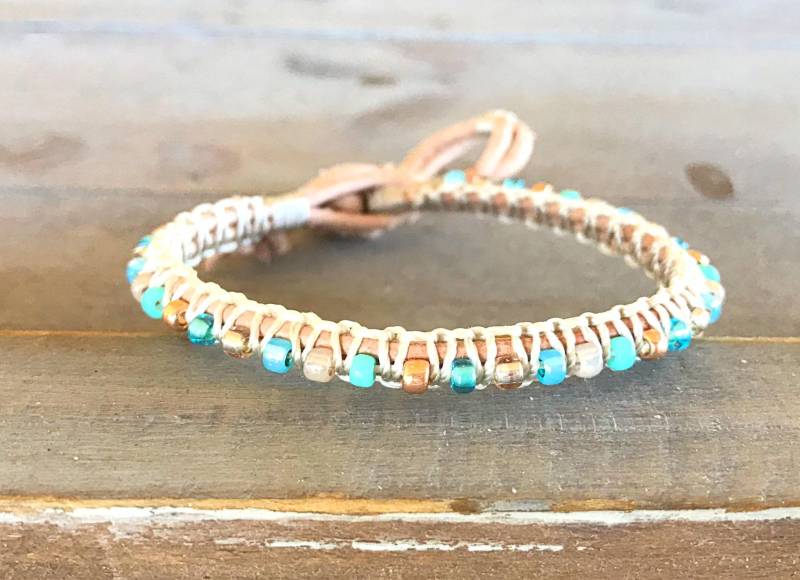 Aqua, Tan Und Rose Gold Top Makramee Perlen Leder Einzel Wickelarmband, Boho Geschenk Für Sie, Freundschaftsarmband von TowerCreationsbyTC