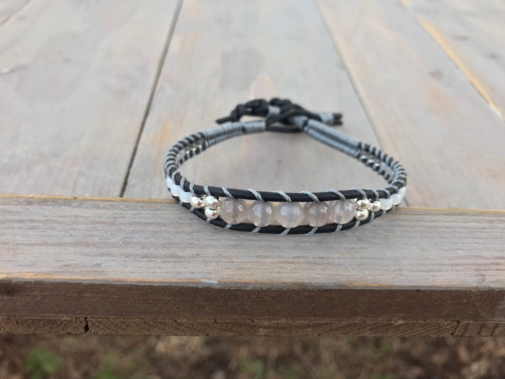 Graues Achat Zentrum Schwarz, Silber Und Grau Perlen Leder Einzel Wickelarmband, Boho Geschenk Für Sie, Freundschaftsarmband von TowerCreationsbyTC