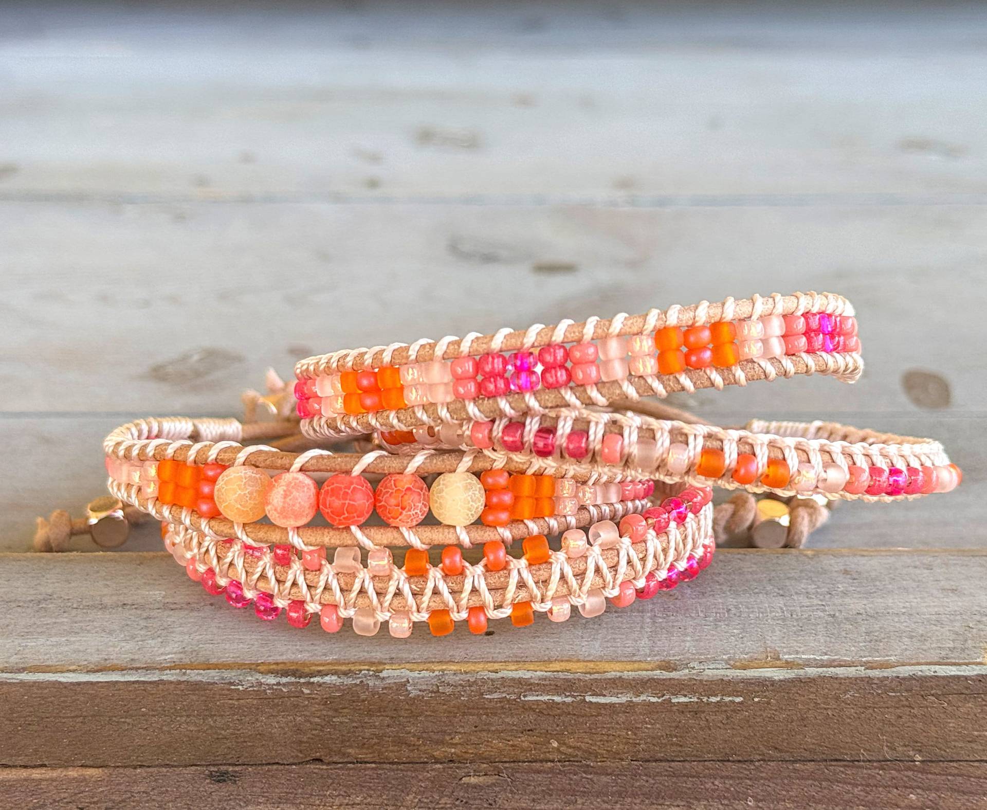 Boho Hot Pink & Orange Perlen Lederarmband Makramee Wickelarmband von TowerCreationsbyTC