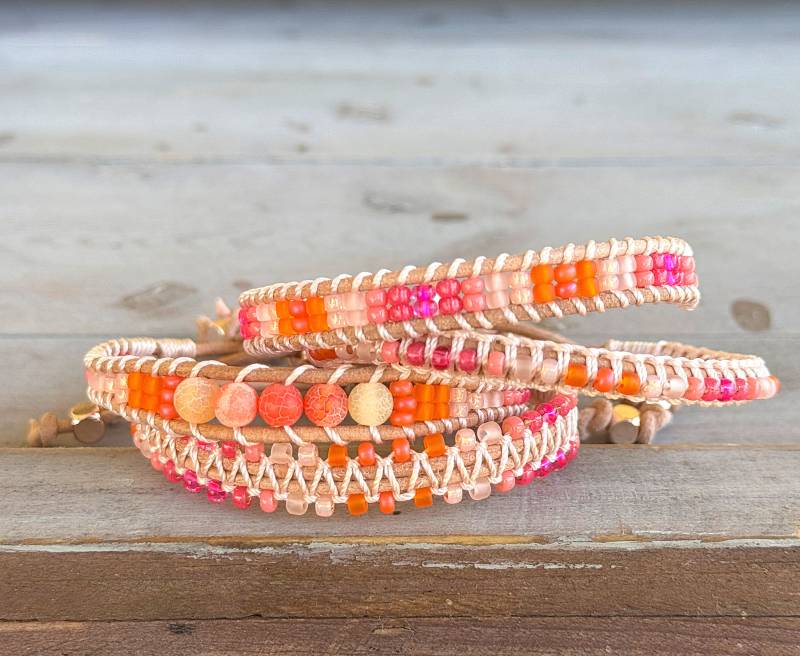Boho Hot Pink & Orange Perlen Lederarmband Makramee Wickelarmband von TowerCreationsbyTC