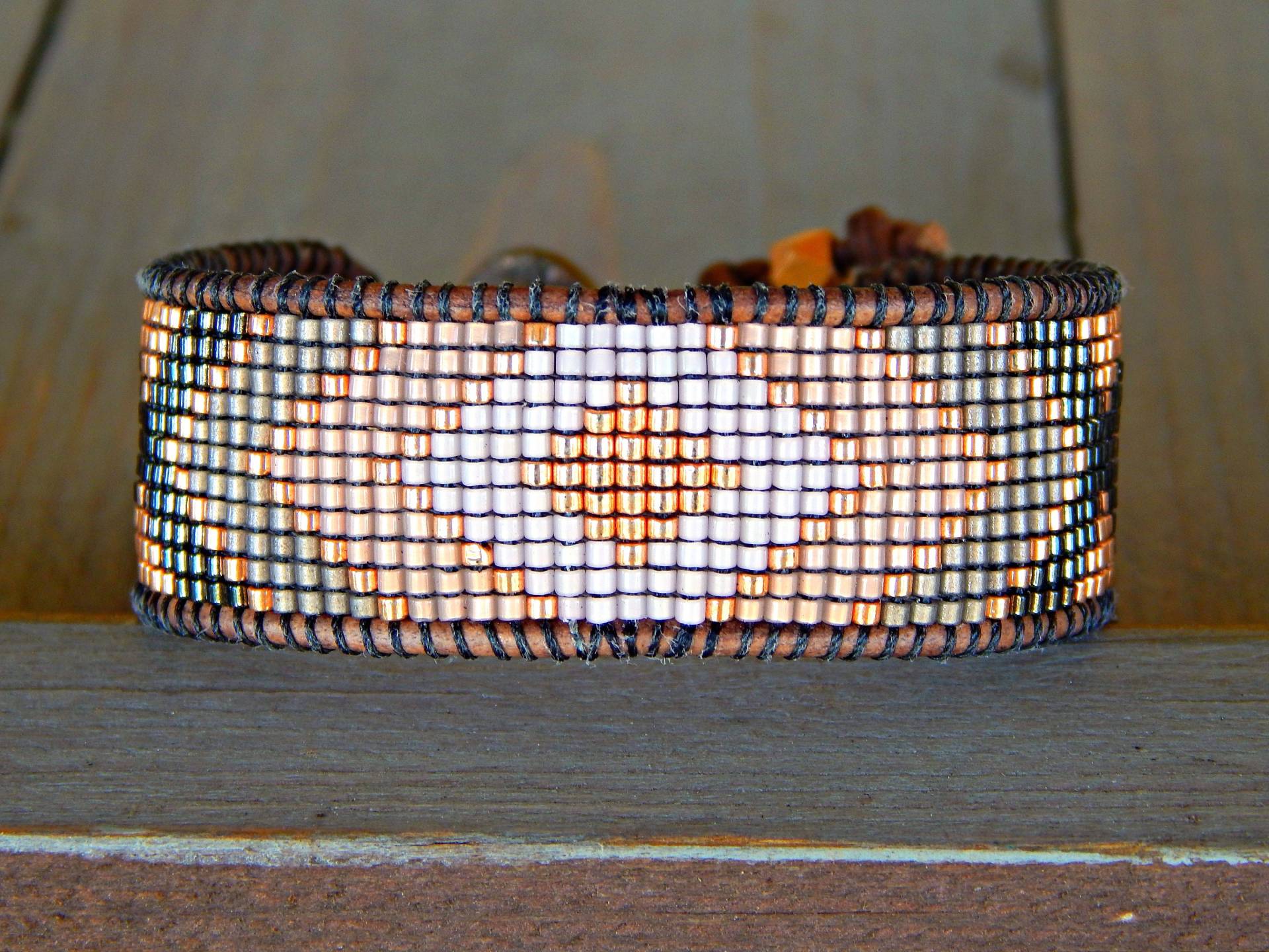 Rose Gold Und Grau Bead Loom Woven Cuff Armband, Perlen Lederarmband, Geschenk Für Sie von TowerCreationsbyTC