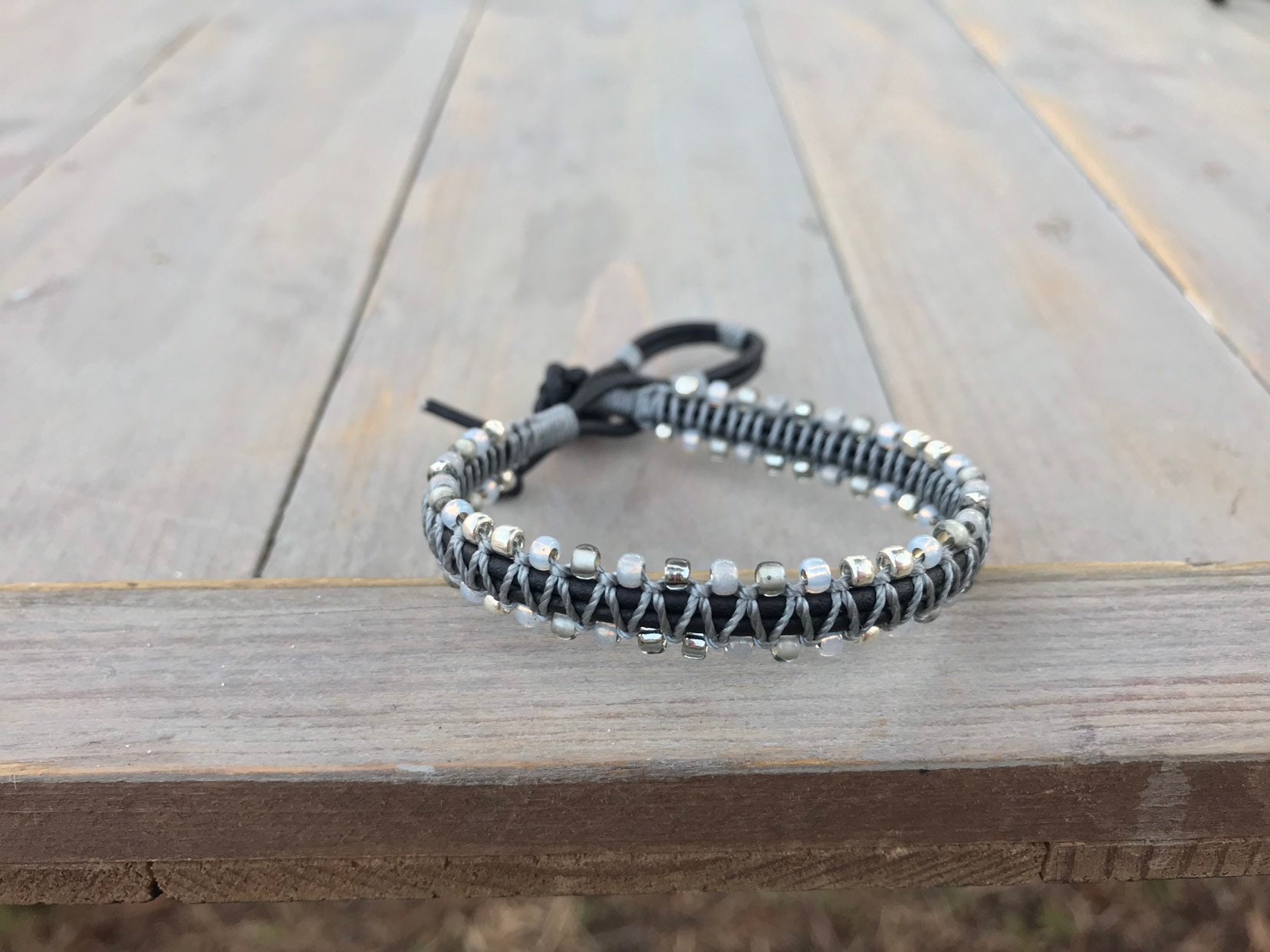 Schwarz, Silber Und Grau Seite Makramee Perlen Leder Einzel Wickelarmband, Boho Geschenk Für Sie, Freundschaftsarmband von TowerCreationsbyTC