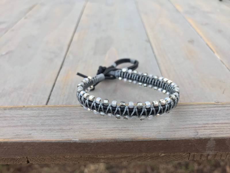 Schwarz, Silber Und Grau Seite Makramee Perlen Leder Einzel Wickelarmband, Boho Geschenk Für Sie, Freundschaftsarmband Schwarz, Silber Und Grau Seite Makramee Perlen Leder Einzel Wickelarmband, Boho Geschenk Für Sie, Freundschaftsarmband von TowerCreationsbyTC