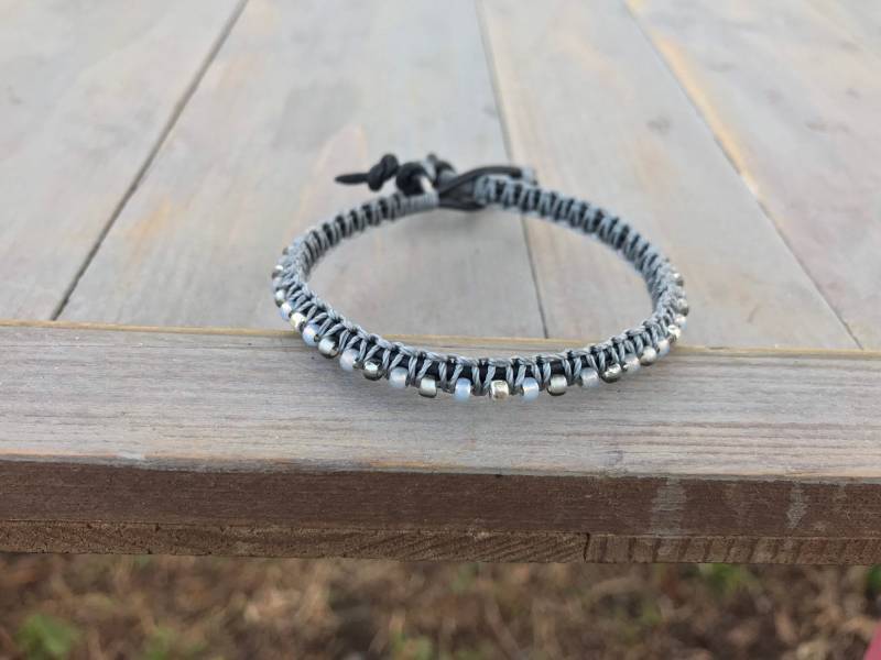 Schwarz, Silber Und Grau Top Makramee Perlen Leder Einzel Wickelarmband, Boho Geschenk Für Sie, Freundschaftsarmband Schwarz, Silber Und Grau Top Makramee Perlen Leder Einzel Wickelarmband, Boho Geschenk Für Sie, Freundschaftsarmband von TowerCreationsbyTC