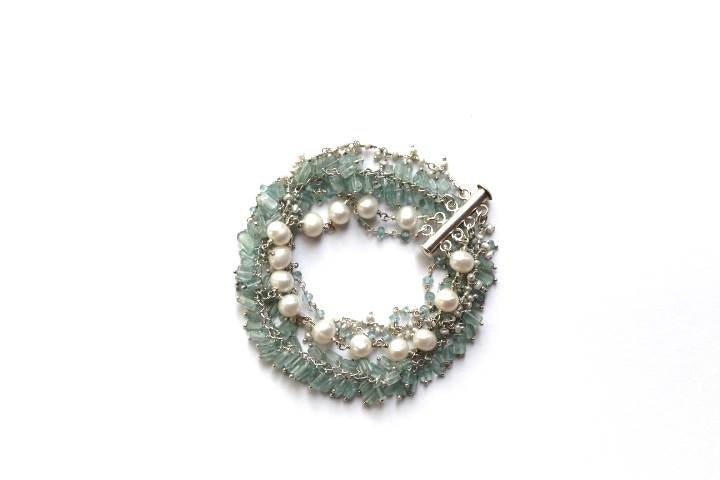 Apatit Multi Strang Armband, Perle Schmuck, Edelstein Statement Süßwasser Perle von TownesendCollective