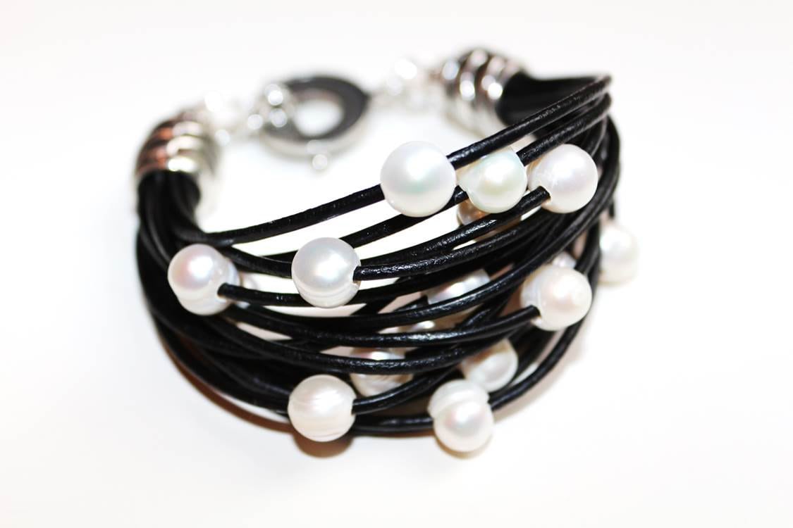 Perlen Armband, Leder Manschette, Perlenschmuck, Süßwasserperlen, Leder-Armband Armreif, Litze von TownesendCollective