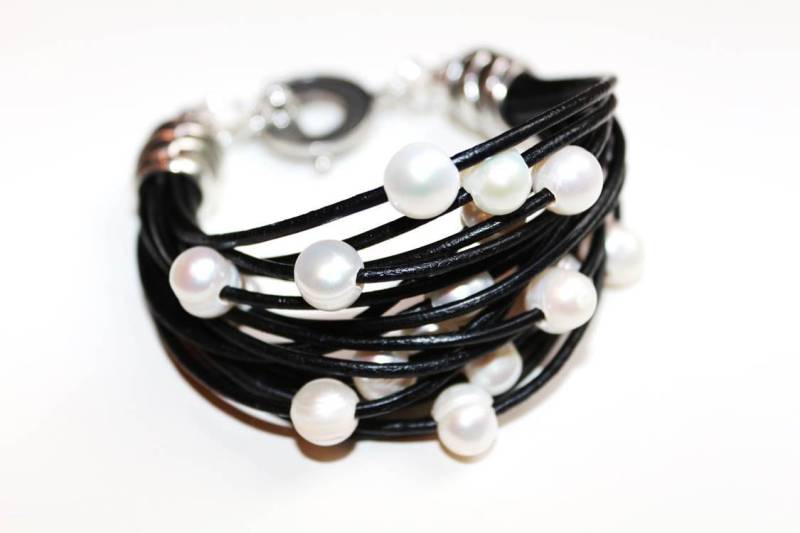Perlen Armband, Leder Manschette, Perlenschmuck, Süßwasserperlen, Leder-Armband Armreif, Litze von TownesendCollective