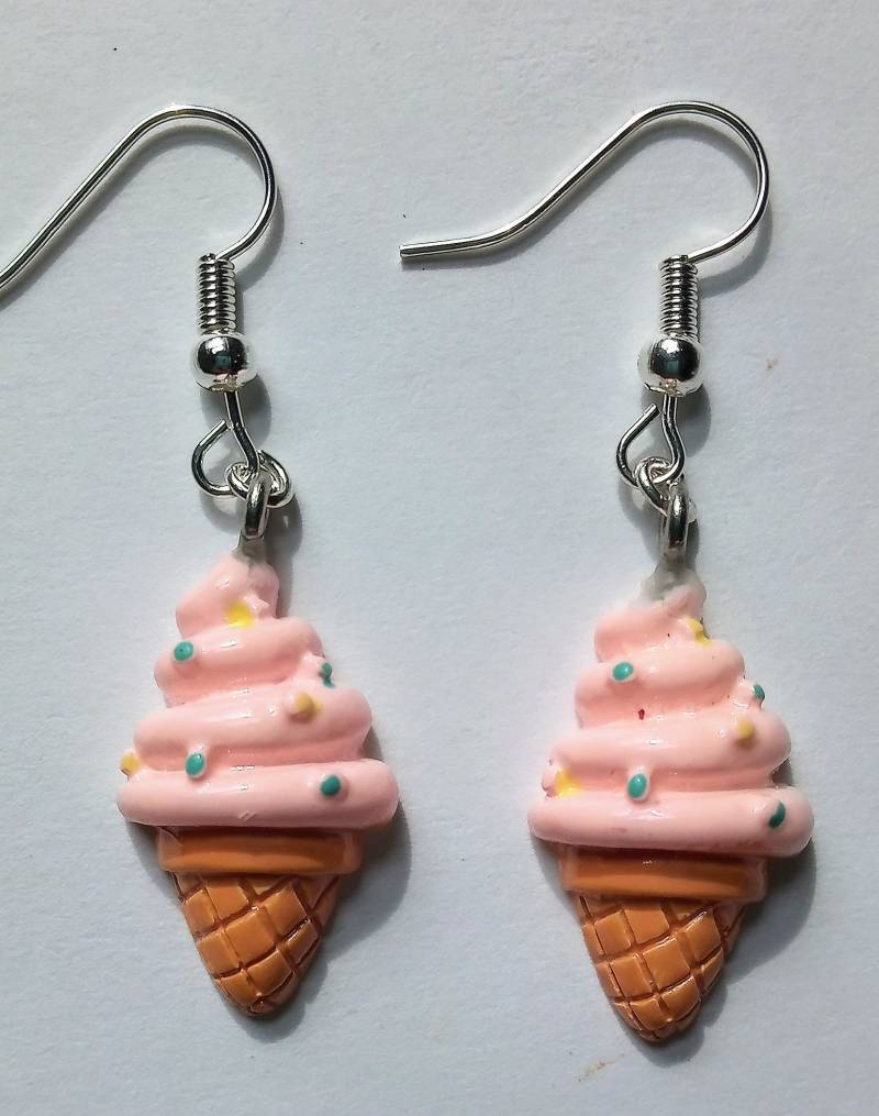 Eis-Ohrringe Mit Silberfarbenen Fishhook Ohrsteckern Eis-Ohrringe Mit Silberfarbenen Fishhook Ohrsteckern von ToxicGlamour