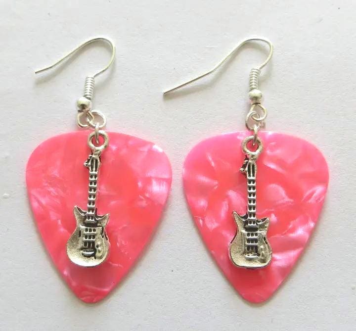 Pinke Plektrum Ohrringe Mit Gitarre Charms Pinke Plektrum Ohrringe Mit Gitarre Charms von ToxicGlamour