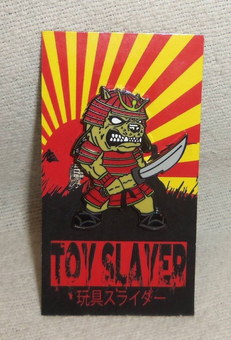Samurai Hund Metall Emaille Pin von ToySlayer