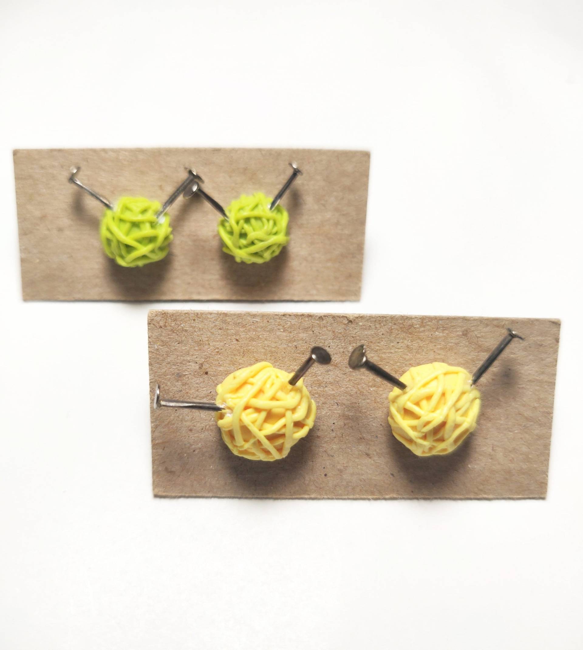 stricknadel Garn Ohrstecker Niedlich Polymer Clay Miniatur Schmuck Kawaii Tiny Yellow Green Soft Cottage Core Handmade Frech von TracesOfWonder