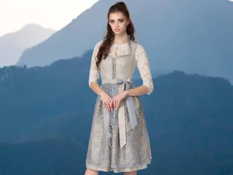 Dirndl Clémence - Taupefarbenes Dirndlkleid Mit Schalkragen, Froschmaul-Borte & Spitzenschürze Aus Der Trachtenhans 2025 Exklusiv Kollektion von Trachtenhans