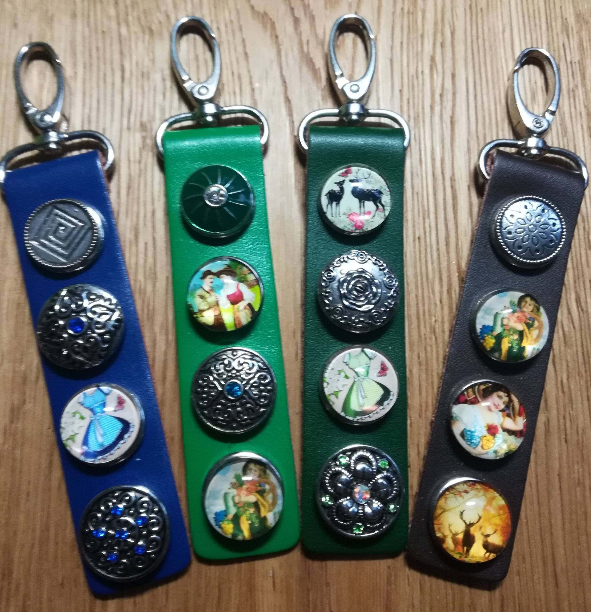 1 Schlüssel-/Taschenanhänger Mit Schmuckdruckknöpfen, Motiv Nach Wahl von Trachtenladerl